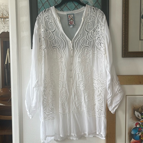 Johnny Was White embroidered rayon top L
